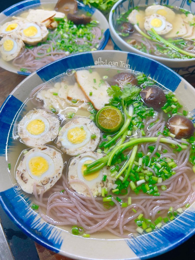 Bún lứt mọc gà bọc trứng, vẫn là khȏng có nước hầm xương nhưng thanh ᵭạm lại ngon.