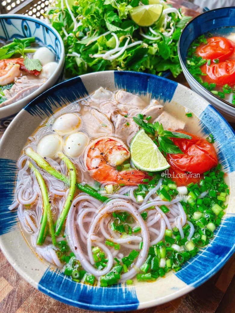 Bún lứt thập cẩm, nấu như với nấu bánh canh khoai lang tím.