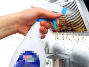 Sức khỏe - Mẹ sơ sểnh vài phút, bé 19 tháng bị bỏng cổ phải nhập viện, nguyên nhân từ chai nước xịt tưởng vô hại