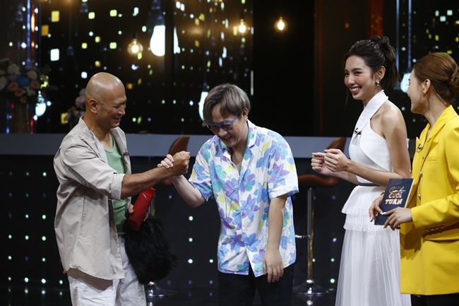Hoa hậu Thùy Tiên chạnh lòng vì tuổi thơ hay xa mẹ, khẳng định vương miện thật sự amp;#34;rất nặngamp;#34; - 3