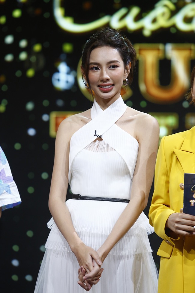 Hoa hậu Thùy Tiên chạnh lòng vì tuổi thơ hay xa mẹ, khẳng định vương miện thật sự amp;#34;rất nặngamp;#34; - 1