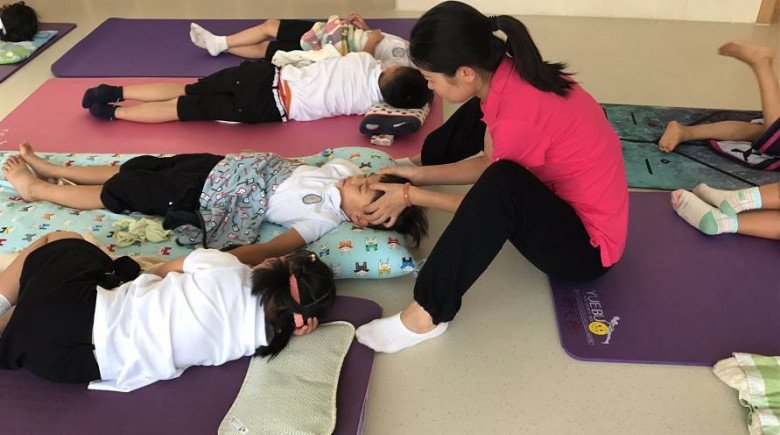 Với những trẻ khó ngủ, các cô còn dành thời gian mát xa, thư giãn.