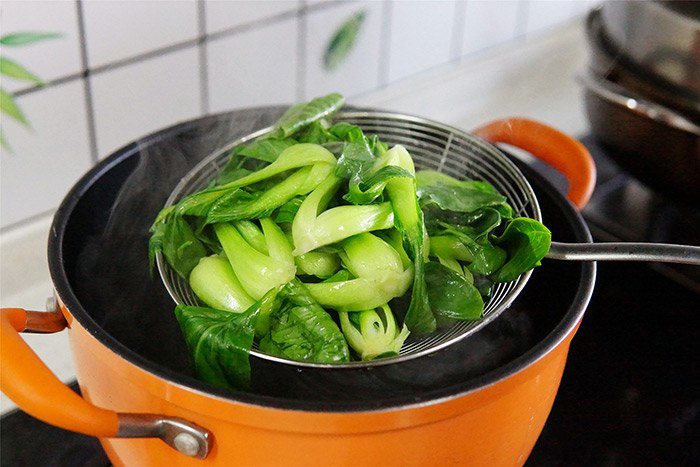 Xào rau cho ngay vào chảo là sai, làm thêm bước này rau xanh bóng, giòn ...