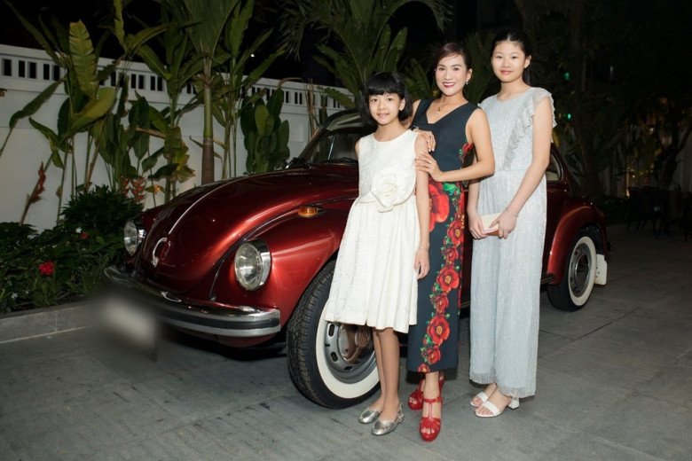An Nhiên cao hơn rất nhiều so với bạn bè và em cũng gương mặt sáng, thanh tú. 