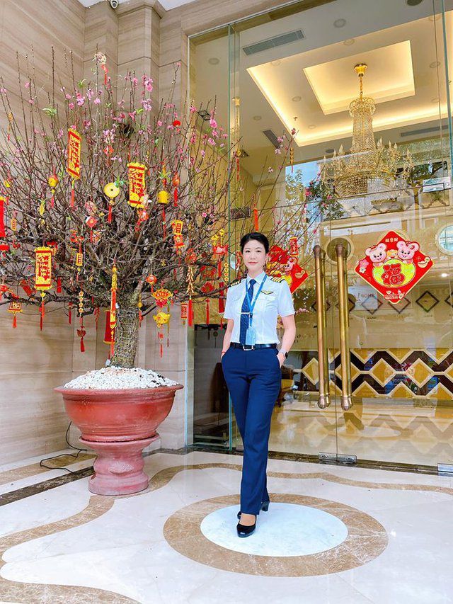 Để đỗ được vào trường học phi công, Đông Phương cũng phải đáp ứng các điều kiện sức khoẻ lẫn sắc vóc cơ bản. Cô cao hơn 1m70 và sở hữu hình thể cân đối, gương mặt sáng ngời.