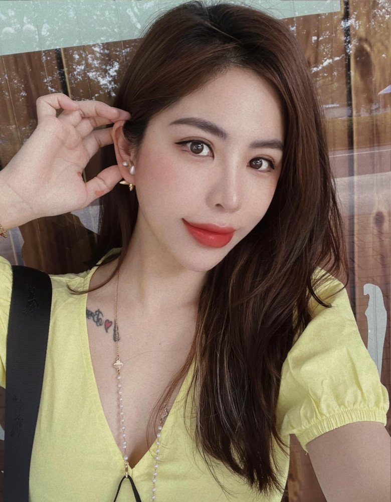 Cận cảnh gương mặt của nữ phi công nhìn ở góc chụp chính diện hay nghiêng cũng đều tươi tắn, rạng rỡ.