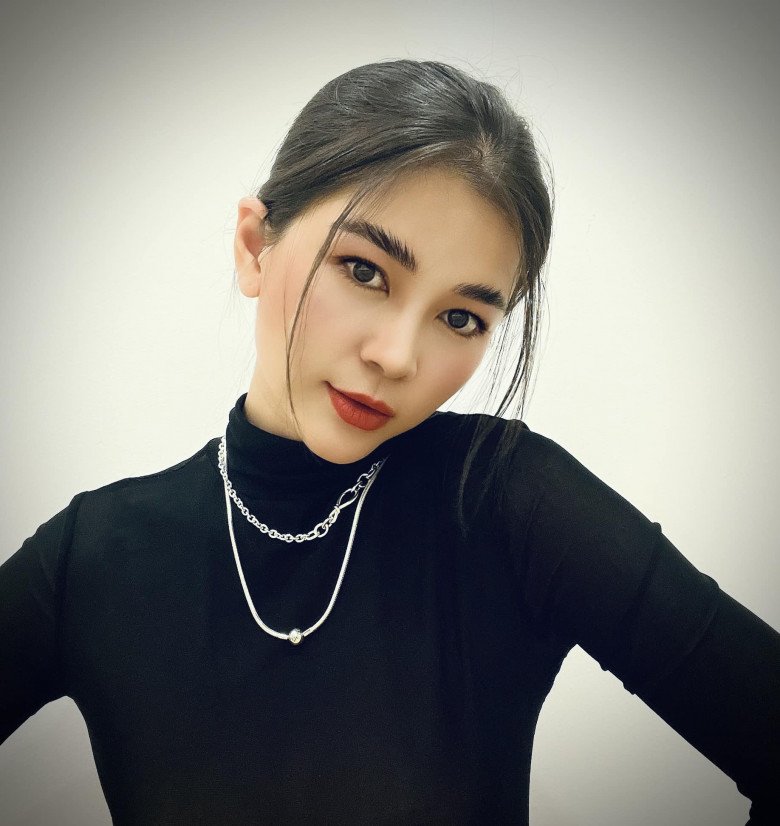 Người đẹp còn có gout thẩm mỹ vô cùng chất chơi khi chẳng ngại cắt phăng mái tóc dài nữ tính. Cô cắt kiểu đầu vic cá tính, chải chuốt chân mày và lông mi đậm chất beauty queen.