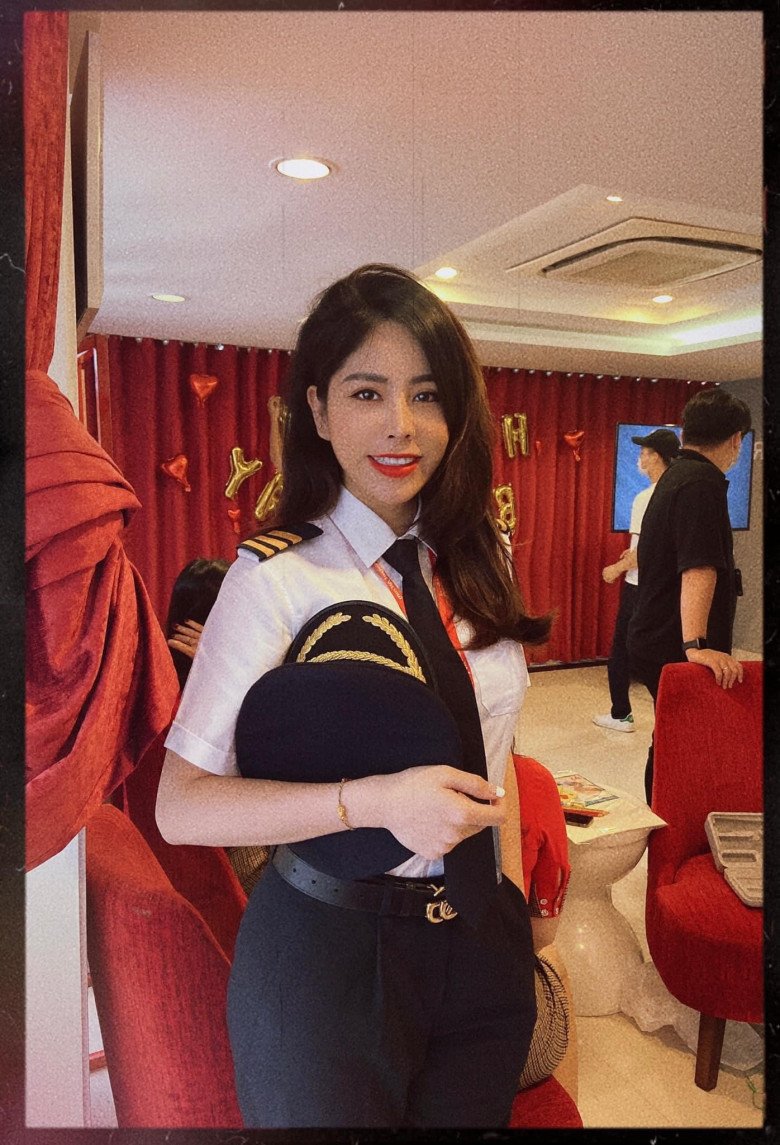 Dù ít xuất hiện trước truyền thông nhưng mọi người vẫn ưu ái gọi cô là “nữ cơ phó xinh nhất Việt Nam” nhưng Hồng Hạnh khiêm tốn: “Đó là mọi người trêu tôi thôi chứ tôi không dám nhận mình xinh đẹp gì cả”.