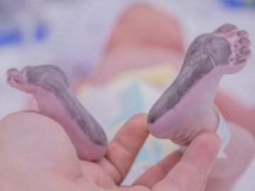 Vì sao bé sơ sinh lại được lấy dấu vân chân thay vì vân tay?
