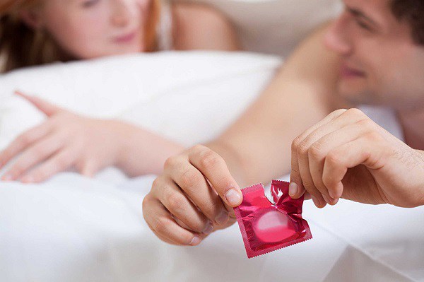 Dùng bao su khi quan hệ sẽ phòng được nhiều bệnh lây qua đường tình dục. Ảnh minh họa. 