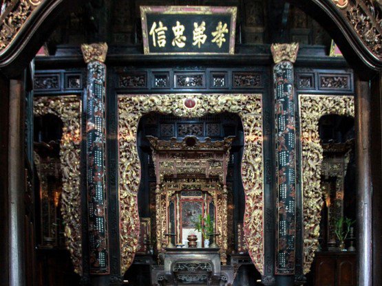 Bàn thờ được đặt trang trọng giữa nhà, với hoa văn chạm trổ tỉ mỉ và sơn son thếp vàng.