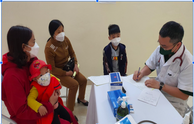 Thăm khám cho bệnh nhi mắc các bệnh lý về hô hấp Ảnh: Linh Nguyễn
