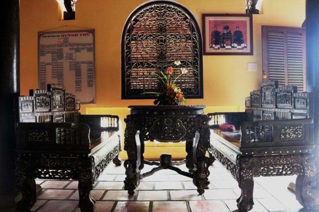 Bàn ghế, vật dụng trang trí trong ngôi nhà đều được chạm khắc hoạ tiết tỉ mỉ.