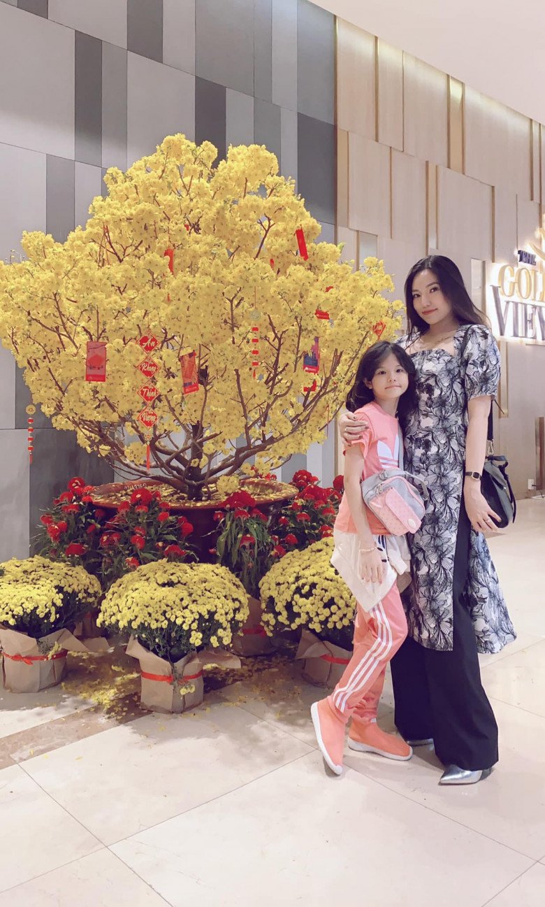 Có đôi lúc 2 mẹ con không mặc đồ đôi nhưng lại diện nguyên set màu thống nhất. Nhóc tì được đầu tư đồ thể thao tới từ thương hiệu đình đám, phối sành điệu với túi xách rất xinh.