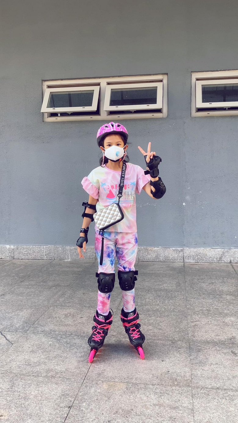 Đồ chơi thể thao cũng phải đồng bộ màu hồng mới chịu của Kỳ Kỳ. Ngắm từng món phụ kiện nhỏ mới thấy Lý Phương Châu đầu tư mạnh cho con gái cỡ nào.