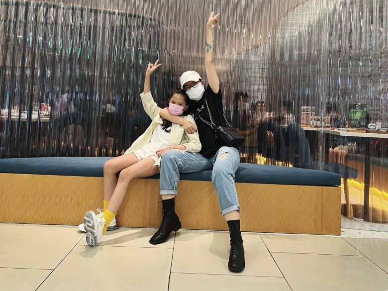 Streetstyle của con gái nhà vũ công tất nhiên không thể thiếu các combo phong cách khoe đôi chân thon dài. Những chiếc quần shorts được mix amp; match với giày thể thao đế độn là gợi ý tuyệt vời cho các bé tuổi ăn tuổi lớn.