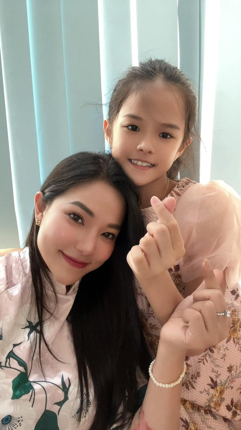 Dễ thấy tông màu hồng pastel, trắng, be,... là các gam màu được 2 mẹ con chọn lựa nhiều nhất. Mẹ mặc trẻ trung mà con gái mặc cũng xinh và phù hợp với giới tính.