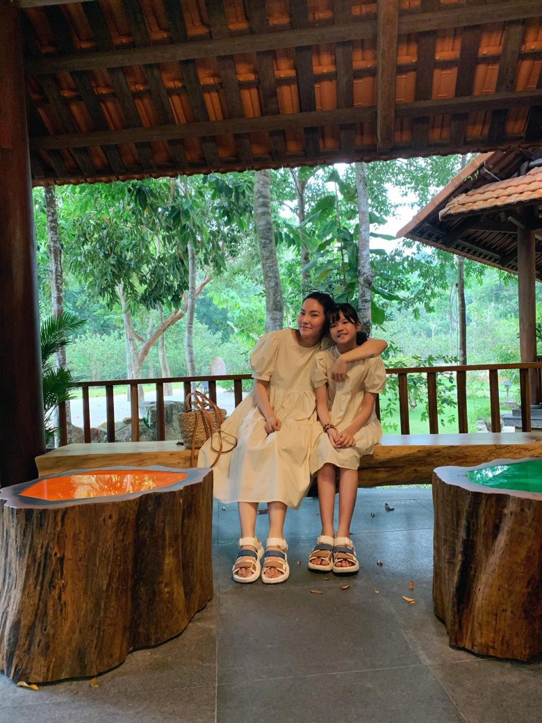 Có con gái xinh đẹp, Lý Phương Châu cũng thường xuyên cập nhật tủ đồ thời trang đôi. 2 mẹ con tình cảm chung khung hình tăng thêm độ hạnh phúc với đầm baby doll xòe bồng, sandals đế thô xinh.