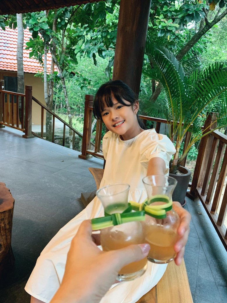 Tủ đồ thời trang của em bé chưa có quá nhiều sự xuất hiện của các món đồ hiệu đắt tiền nhưng vẫn hút mắt, nổi bật và ra dáng con gái của người nổi tiếng.