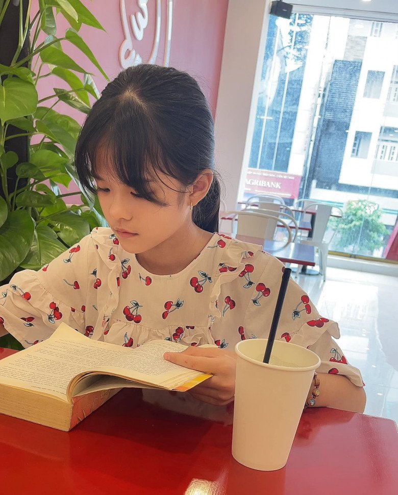 Dù trổ giò rất nhanh nhưng đâu đó trong phong cách, Kỳ Kỳ vẫn có nét ngây thơ đúng tuổi của mình.