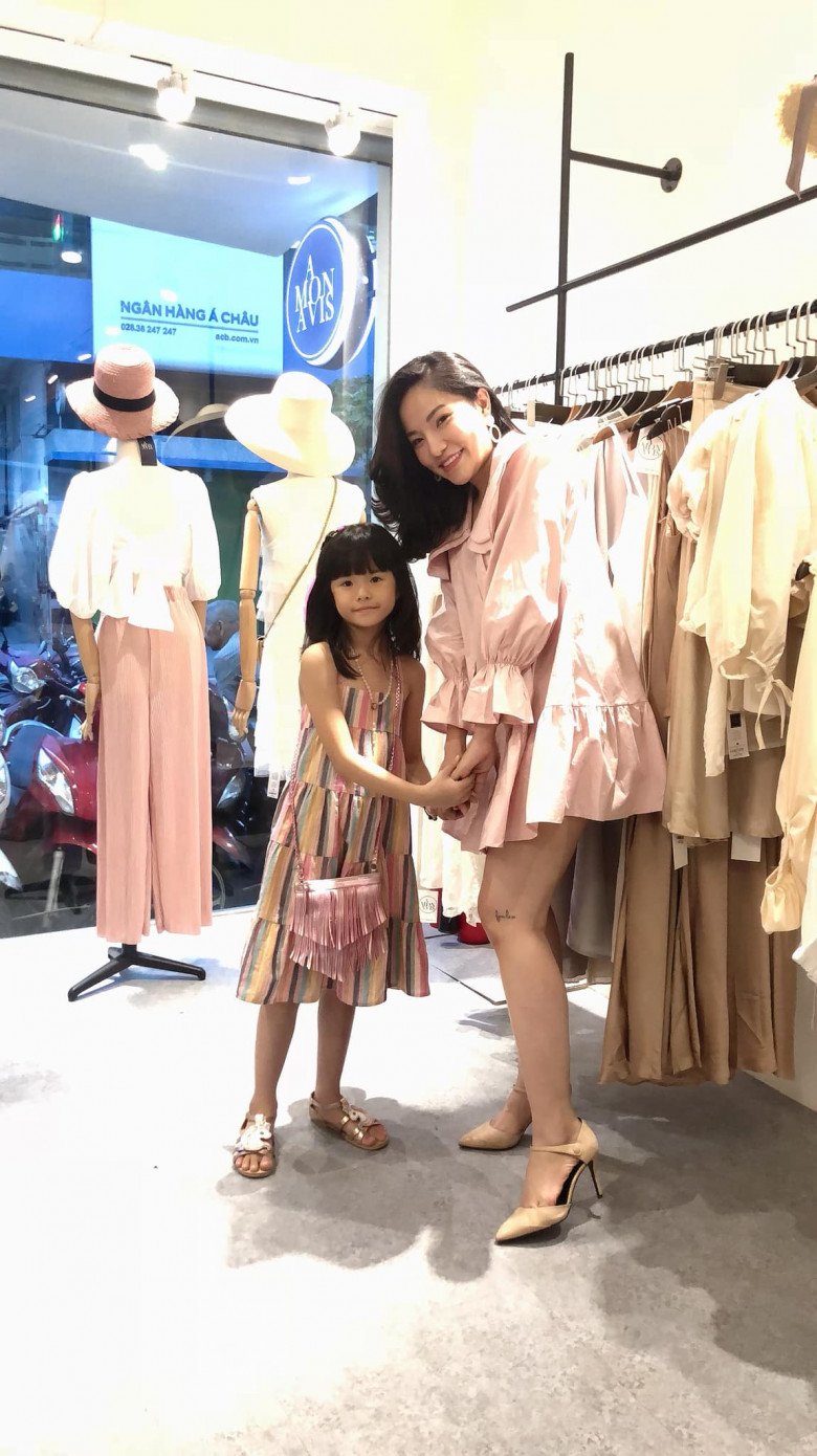 Mới chỉ 3 năm trước, Kỳ Kỳ đang còn bé bỏng, e thẹn thế này. Tuy nhiên, nhóc tì đã được định hướng cho phong cách ăn mặc nữ tính. Đi cùng mẹ trong các sự kiện, Kỳ Kỳ luôn tông xuyệt tông với mẹ xinh đẹp.