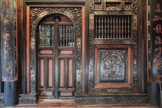 Ngôi nhà cổ Huỳnh Phủ có 48 cây cột tròn, lớn, hoàn toàn bằng gỗ lim và căm xe.