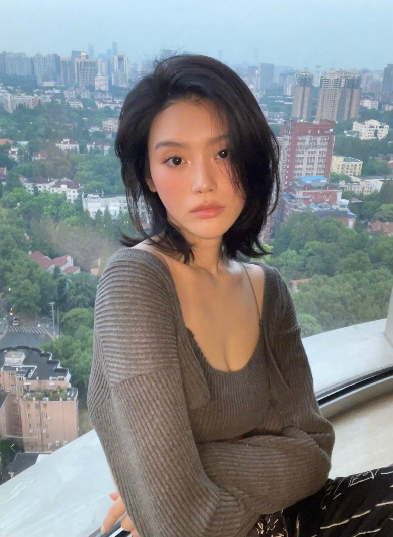 Ngày thường, cô không quá ăn diện nhưng cũng không hề bị lôi thôi. Bà mẹ 2 con luôn biết chọn những trang phục vừa thoải mái vừa khoe được dáng đẹp, eo thon.