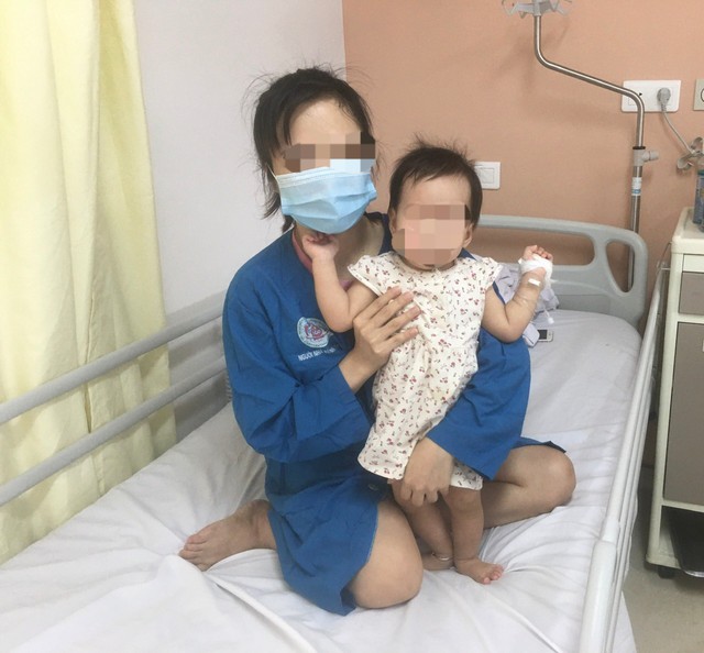Trẻ mắc Adenovirus đang được điều trị tại Bệnh viện Trung ương Quân đội 108