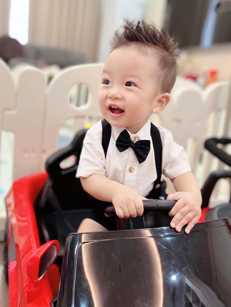  Vào tháng 7 vừa qua, nam ca sĩ khiến nhiều người bất ngờ khi tuyên bố mới lên chức bố ở tuổi 49.