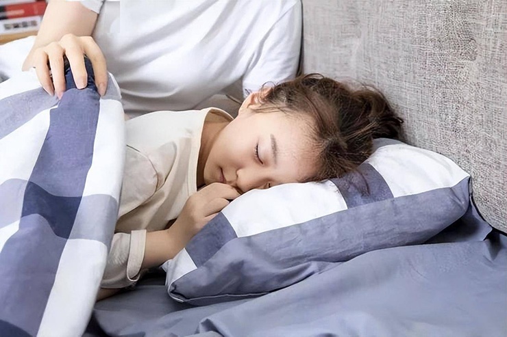 Trẻ ngủ muộn sau khung giờ này sẽ ảnh hưởng tới trí thông minh và chiều cao - 1