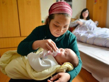Lên chăm con dâu ở cữ, mỗi lần bế cháu mẹ chồng lại bật khóc lấy khăn che mặt em bé 