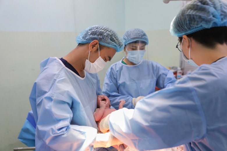 Có lẽ hạnh phúc đến với những ai thật sự biết cố gắng làm tất cả để được đón con yêu về trong vòng tay ấm áp.