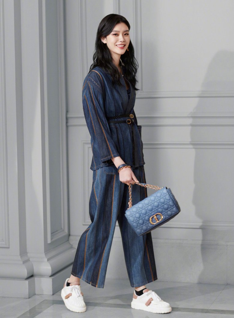 Thêm một item nhà Dior được cô lăng xê.