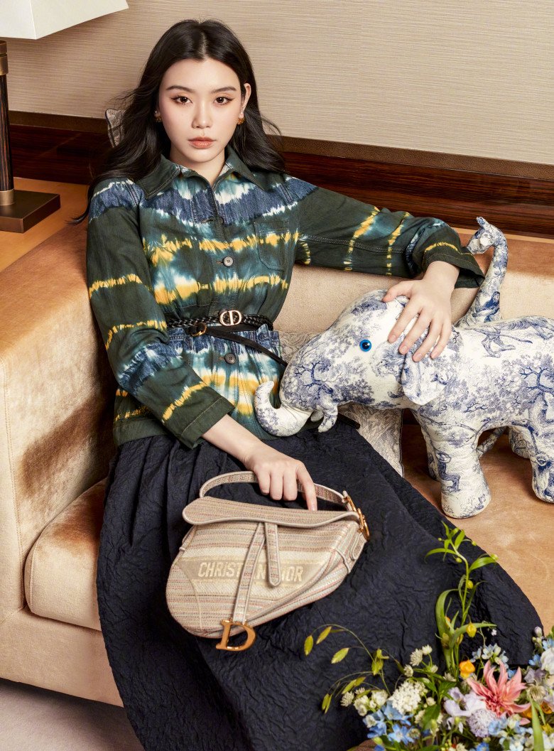 Bộ outfit sặc mùi tiền của nàng dâu trùm sòng bạc Macau. Chỉ tính riêng chiếc túi Dior dáng yên ngựa cũng đủ khiến nhiều người “mắt chữ A mồm cho O”. Đây là một trong những item cháy hàng vì được giới mê đồ hiệu săn lùng. Được biết, tuỳ theo dòng và mẫu mã khác nhau mà mức giá có thể giao động nhưng ít nhất khoảng 100 triệu VNĐ trở lên.