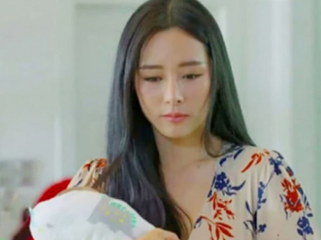 Đang ở cữ, mẹ chồng cứ xồng xộc vào phòng vạch ti cho cháu bú, còn nói "ti bà cũng như ti mẹ"