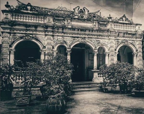 Ngôi nhà cổ Huỳnh Thủy Lê do ông Huỳnh Cẩm Thuận (tức cha ông Huỳnh Thuỷ Lê) – thương gia người Hoa giàu có nức tiếng vùng Sa Đéc xây dựng vào năm 1895.