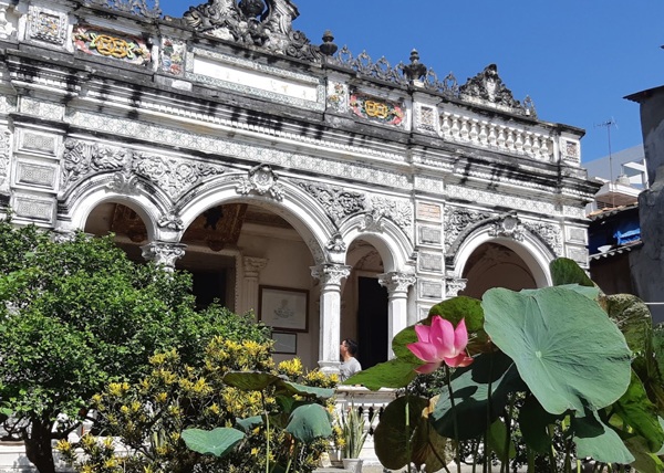 Ngôi nhà cổ hiện đón rất nhiều khách du lịch trong nước và quốc tế ghé thăm.