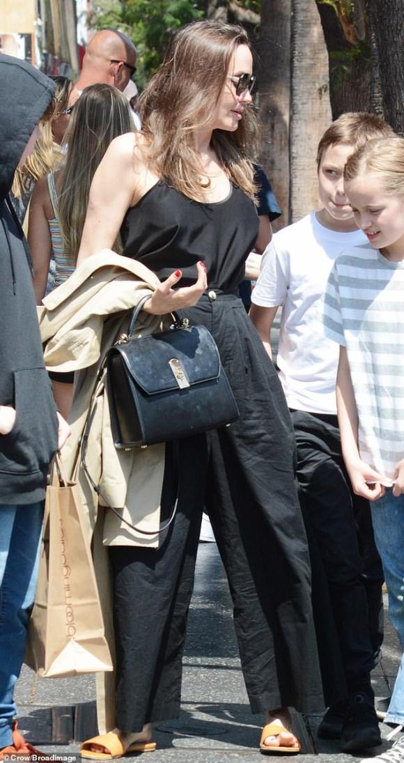 Angelina Jolie dressed casually to her daughter's school for the ceremony - 7