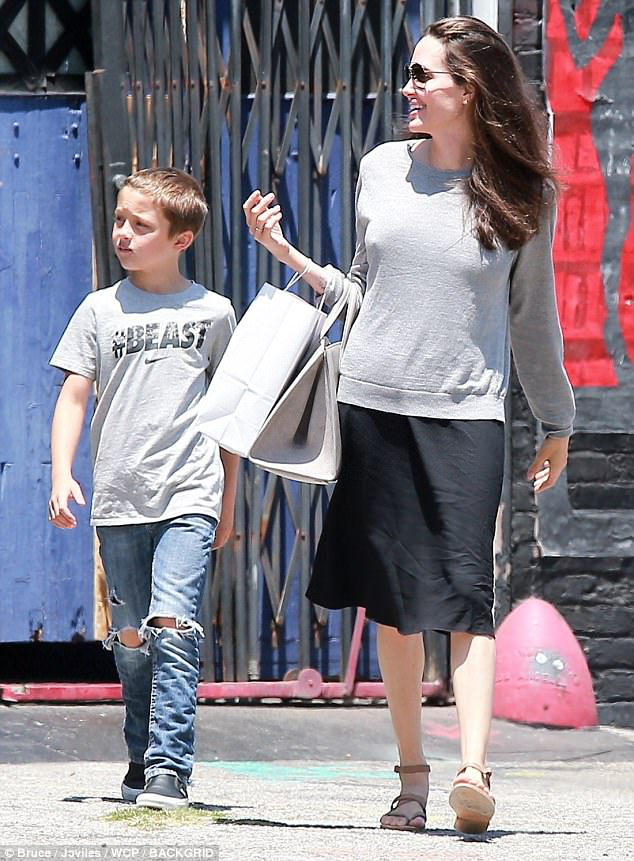 Angelina Jolie dressed casually to her daughter's school for the ceremony - 9