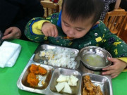 Yêu con - Cô giáo khoe ảnh bữa trưa ở trường mẫu giáo, mẹ tinh mắt thấy thứ đáng sợ trong bát canh, hiệu trưởng đáp mới sợ