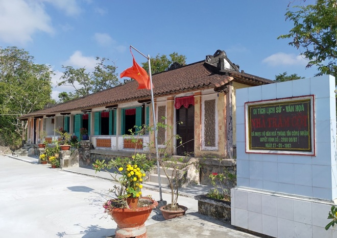 Ngôi nhà vốn được xây dựng với nhiều gỗ quý, gồm 68 cột chính và 52 cột vuông nhỏ phụ trợ ở hàng 5, tổng cộng là 120 cột.