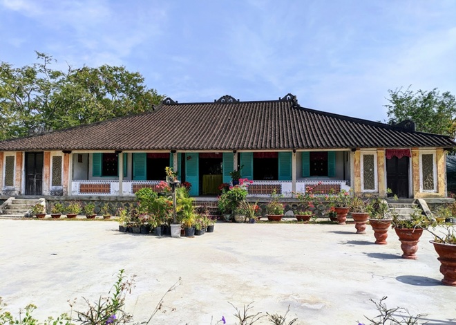 Đây là một công trình kiến trúc cổ được xây dựng theo lối nhà Rường độc đáo của xứ Huế.