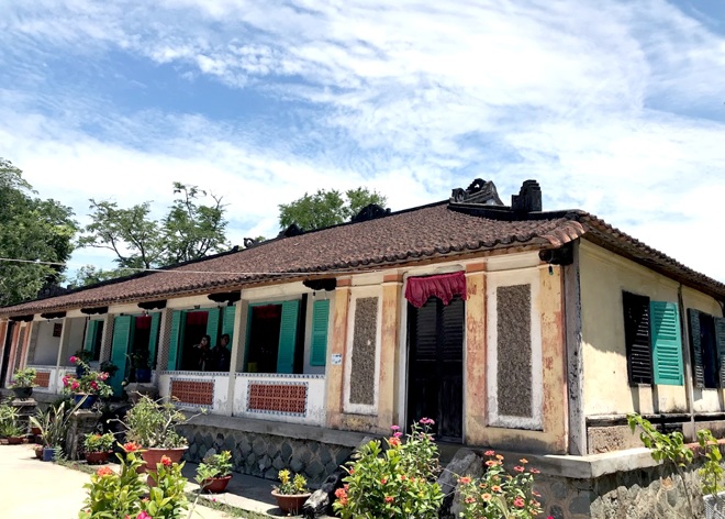 Người dân quyết định gọi bằng cái tên Trăm Cột, chứ không phải vì ngôi nhà có đúng 100 cột.