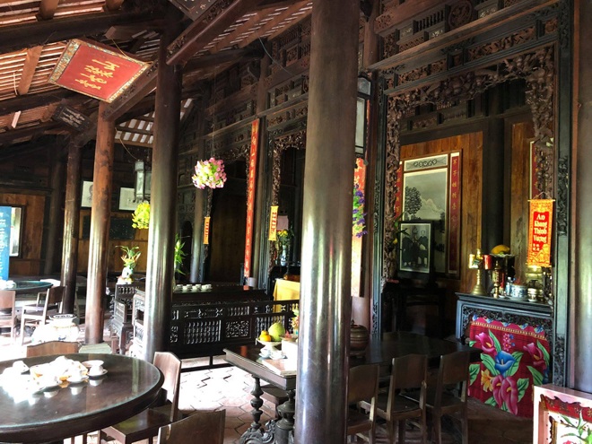 Nhà Trăm Cột được xây dựng bằng các loại gỗ quý như gõ đỏ, gõ mật, cẩm lai...