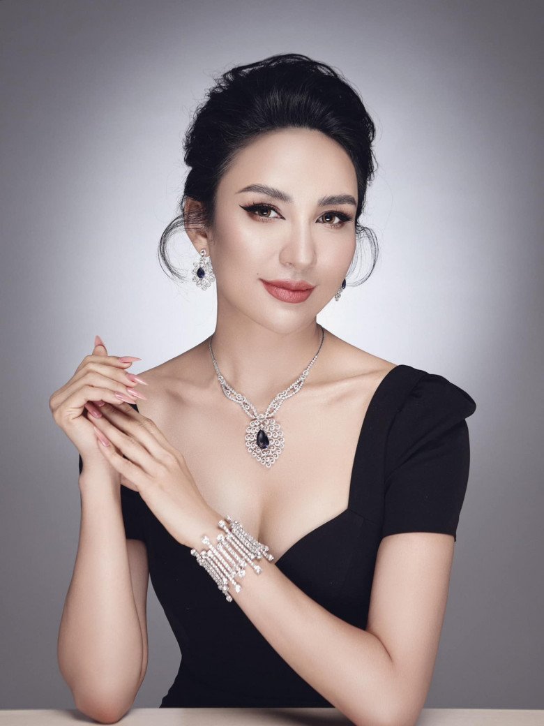 Trong suốt 14 năm giữ vương miện Hoa hậu Du lịch Việt Nam, Ngọc Diễm ghi dấu ấn trong lòng công chúng với hình ảnh MC song ngữ duyên dáng.