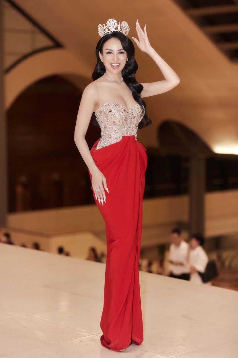 Chúng ta nhận thấy những người trẻ, những cô gái trẻ đã sẵn sàng tiến vào thời kỳ hội nhập mới mà nơi đó, người phụ nữ được thể hiện trí tuệ, tài năng, bản lĩnh và kể cả lòng yêu quê hương đất nước của mình, Hoa hậu Du lịch 2008 nói.