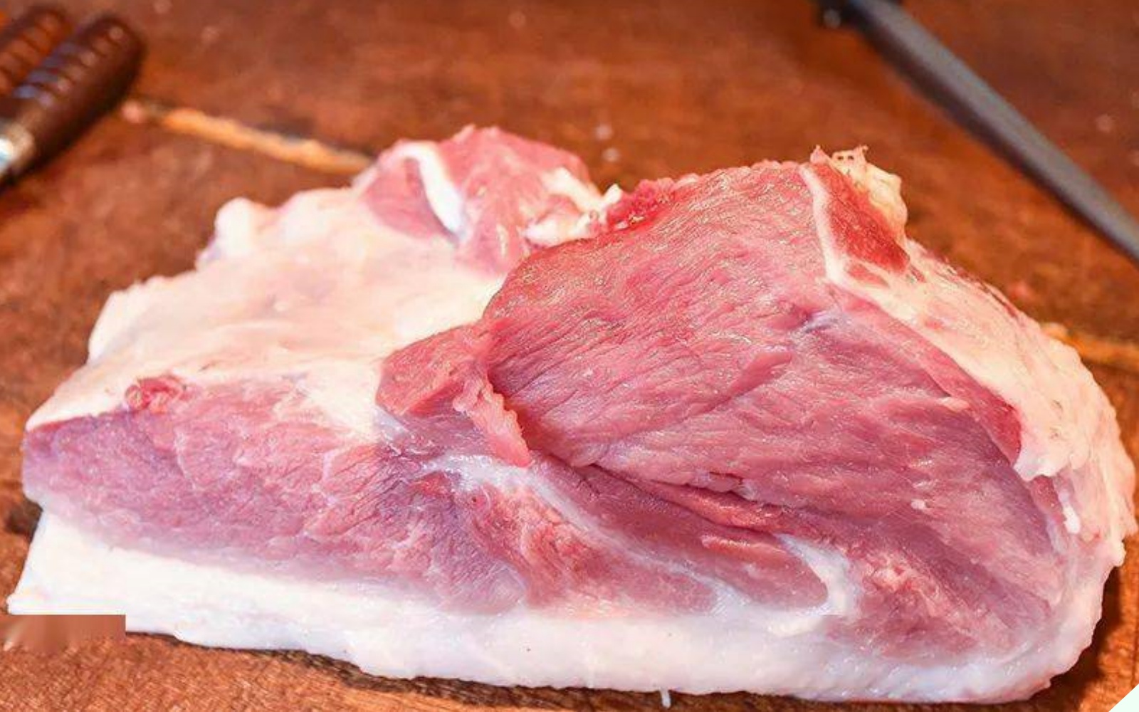 Khi mua thịt lợn cứ nhìn vào 3 điểm này là biết thịt “sạch” hay “bẩn”, nhớ kỹ để không bị thiệt - 1