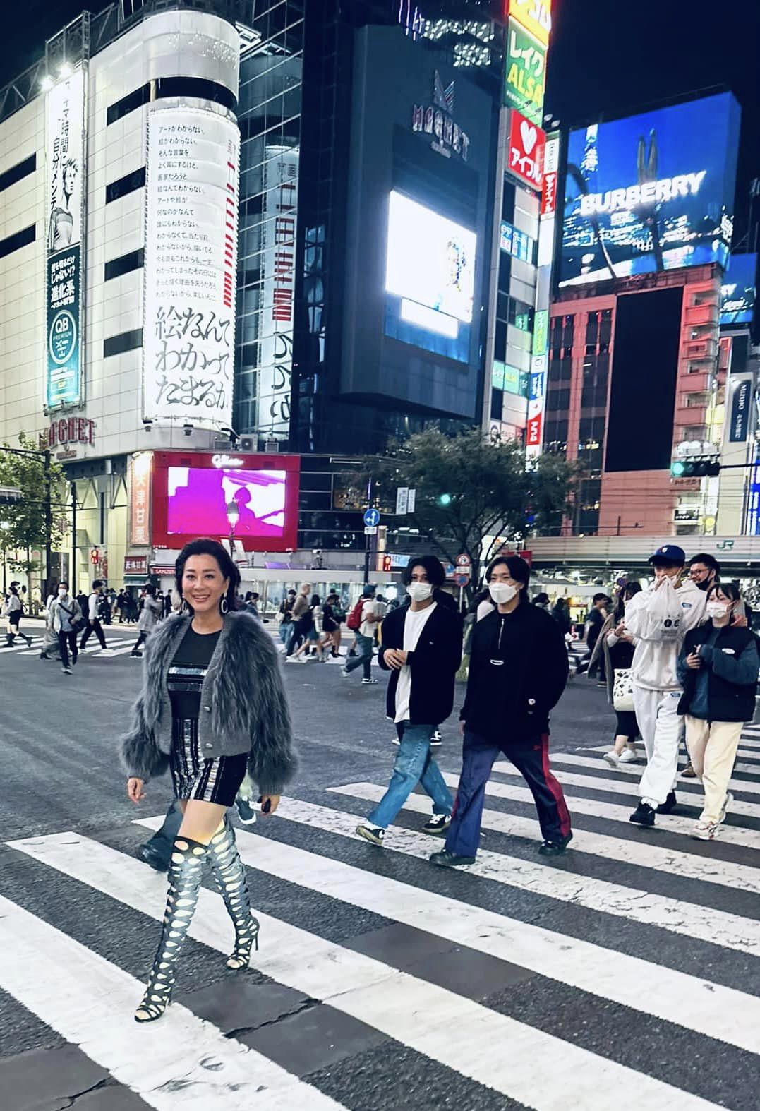 MC Nguyễn Cao Kỳ Duyên chọn một chiếc váy ôm với họa tiết metallic bắt mắt. Cô khoác thêm 1 chiếc áo long nổi bật. Nữ MC cũng rất tinh tế khi chọn chiếc váy ngắn chưa qua đùi giúp cô khoe được đôi chân trắng thon đáng ngưỡng mộ tuổi 57. Cô rất tinh tế khi chọn một đôi boots cao cổ với cut - out lạ mắt vừa giúp cô giảm bớt cảm giác hở hang vừa mang đến hiệu ứng hút mắt người xem.