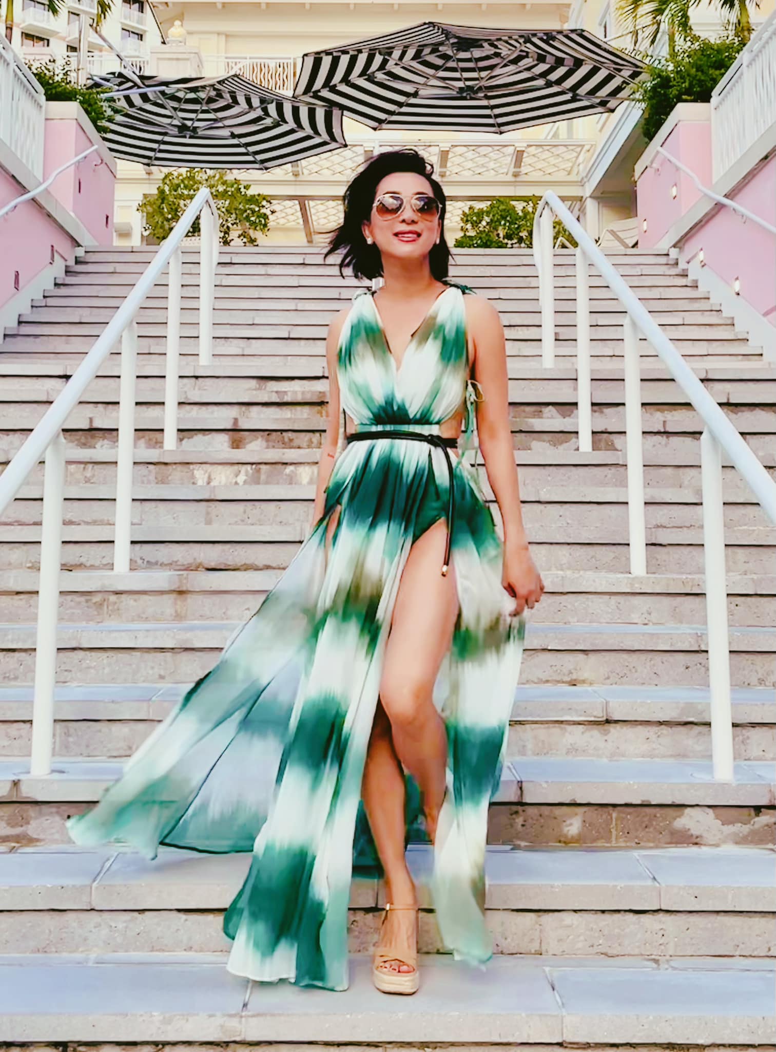 Với những sự kiện ngoài trời, MC Nguyễn Cao Kỳ Duyên ưa chuộng những trang phục mát mẻ có màu sắc khá nổi bật.