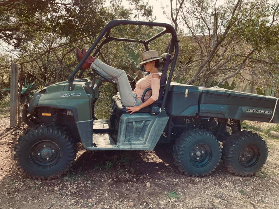 Đôi khi, không cần diện những kiểu dáng hở bạo, cô vẫn có thể khoe được những đường cong cơ thể bằng những chiếc quần skinny và áo ôm body.